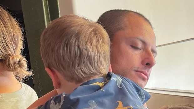 chicharito e hijo abrazdos